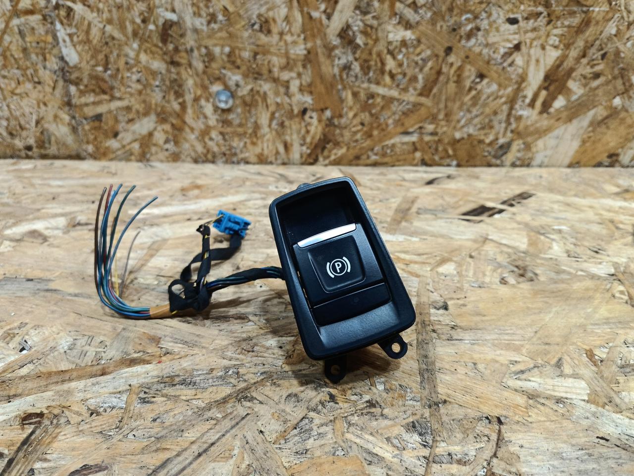 кнопка ручного тормоза (ручника) BMW 2 серия Active Tourer F45 2015, дизель, АКПП, серый, минивэн, передний привод, 9877888, 9385001, 61319385001, 61319877888, 61316822524, 6822524, 61319371644, 9371644, 61319364950, 9364950 - фото №1