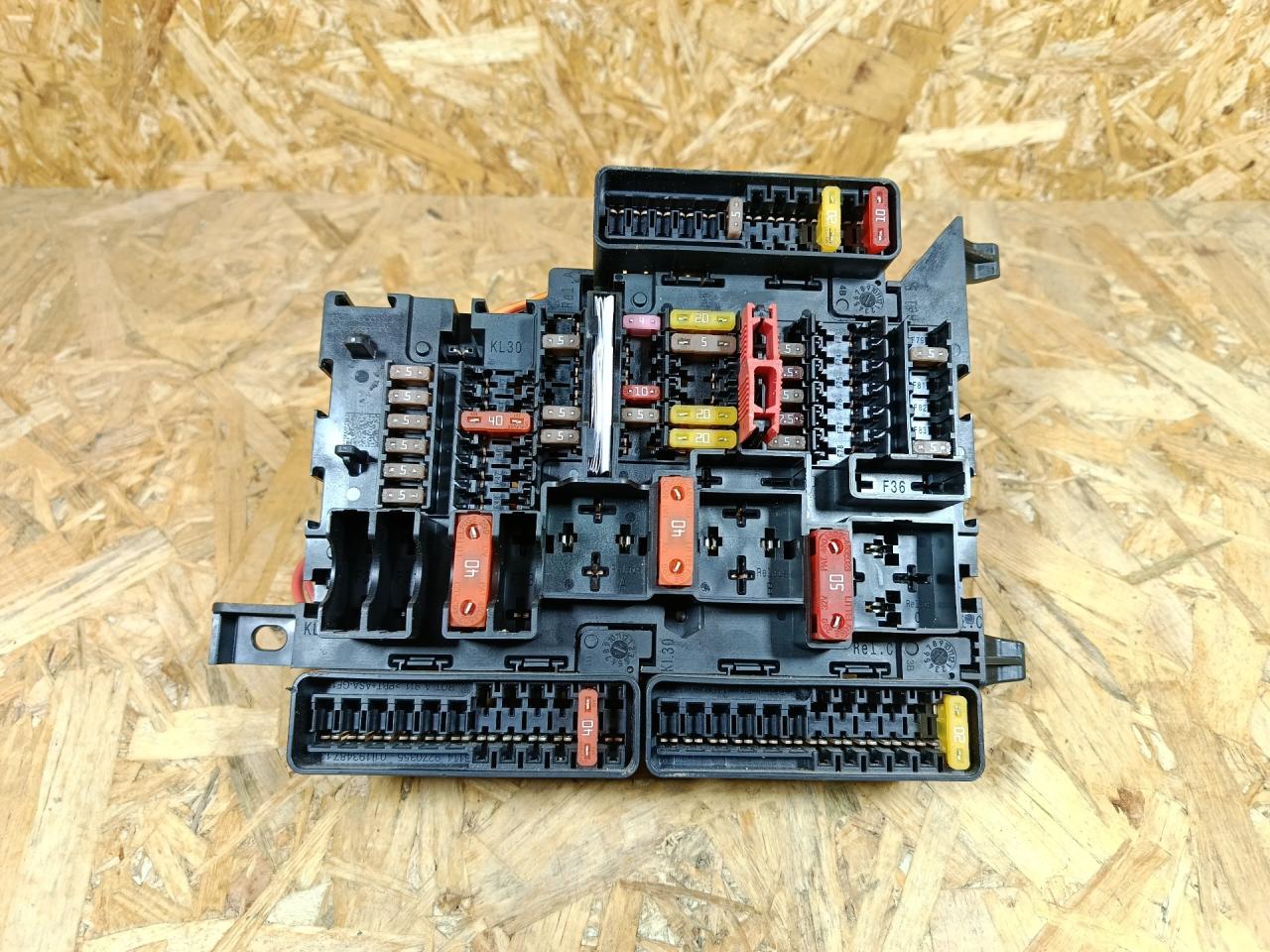 блок предохранителей BMW X1 F48 2016, 2.0 л., дизель, АКПП, белый, внедорожник 5 дв., передний привод, правый руль, 9360501, 61149360501, 61149270354, 9270354, 61149270355, 9270355 - фото №1