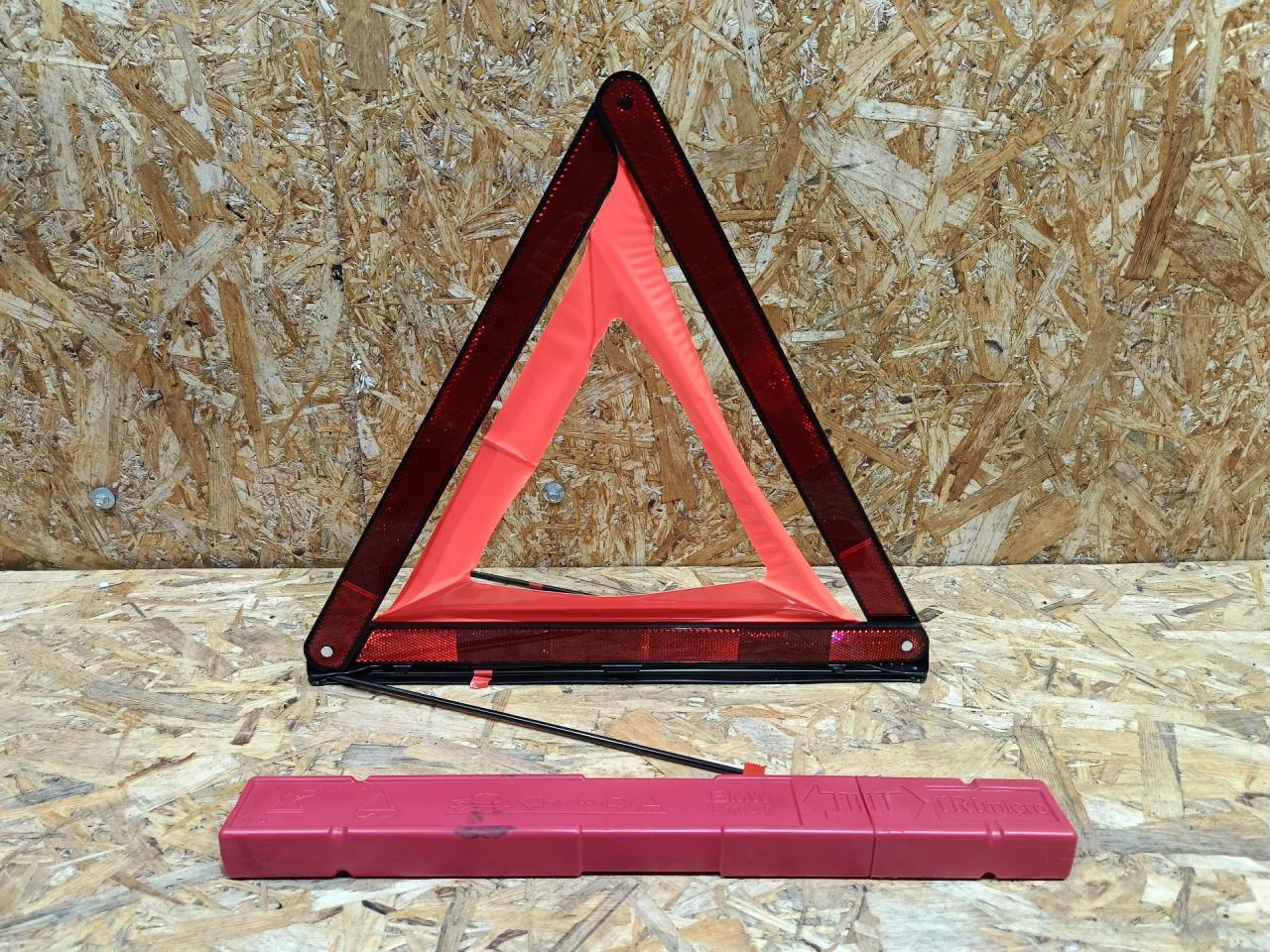 знак аварийной остановки BMW 2 серия Active Tourer F45 2015, дизель, АКПП, серый, минивэн, передний привод, 6770487, 71606770487, 71606770096, 6770096, 71606768272, 6768272 - фото №1