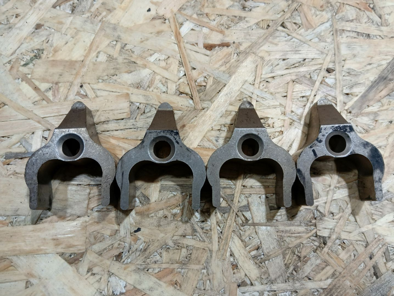 крепление форсунки BMW 5 серия F07/F10/F11 F10 2012, 2.0 л., N47 D20 C, дизель, МКПП, седан, задний привод, правый руль, 13537809798, 7809798, 13534726100, 4726100, 13534725744, 4725744, 13537798450, 7798450 - фото №1