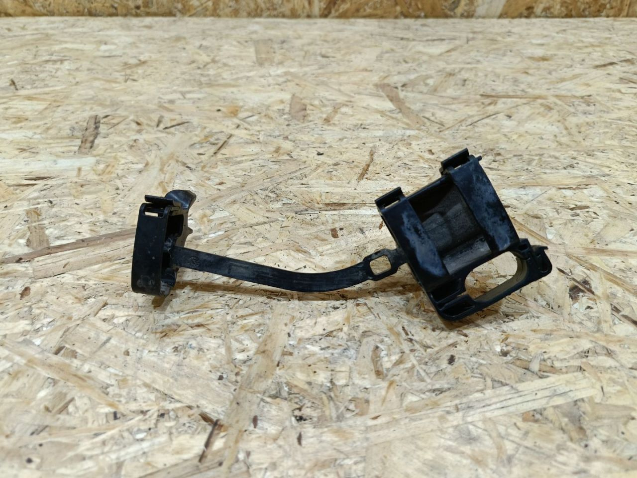 держатель тормозного шланга BMW 5 серия F07/F10/F11 F11 2011, 3.0 л., дизель, АКПП, черный, универсал, задний привод, 6789835, 34516789835 - фото №1