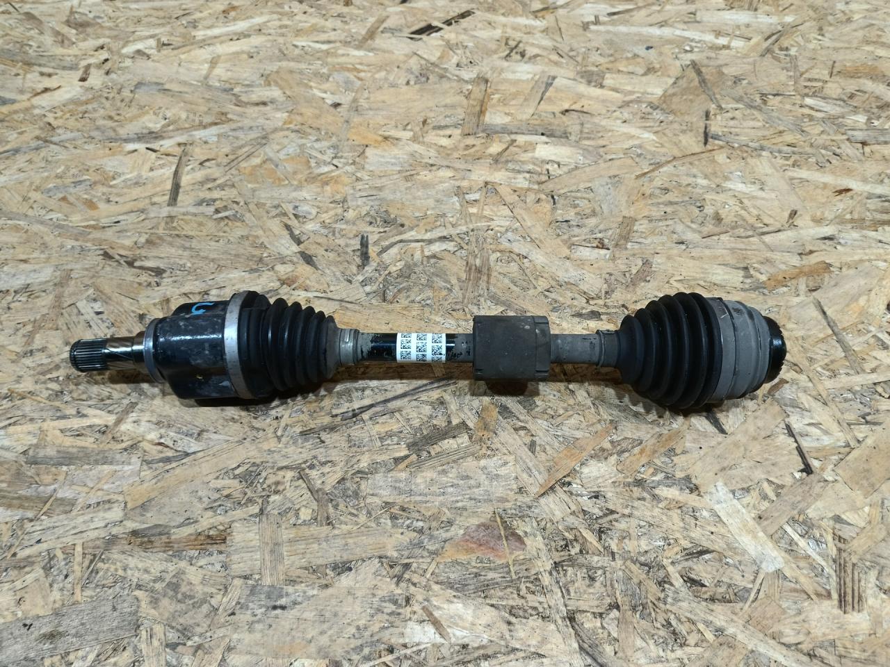 полуось передняя левая (приводной вал, ШРУС) BMW 1 серия F40 2024, бензин, МКПП, черный, хетчбэк 5 дв., передний привод, 5A2DFC1-01 - фото №1