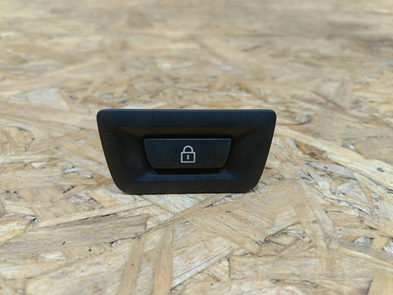 кнопка открытия багажника BMW 5 серия G30/G31 G30 2018, 3.0 л., дизель, АКПП, серый, седан, полный привод, правый руль, 9275120, 61319275120, 61319162644, 9162644 - фото №1