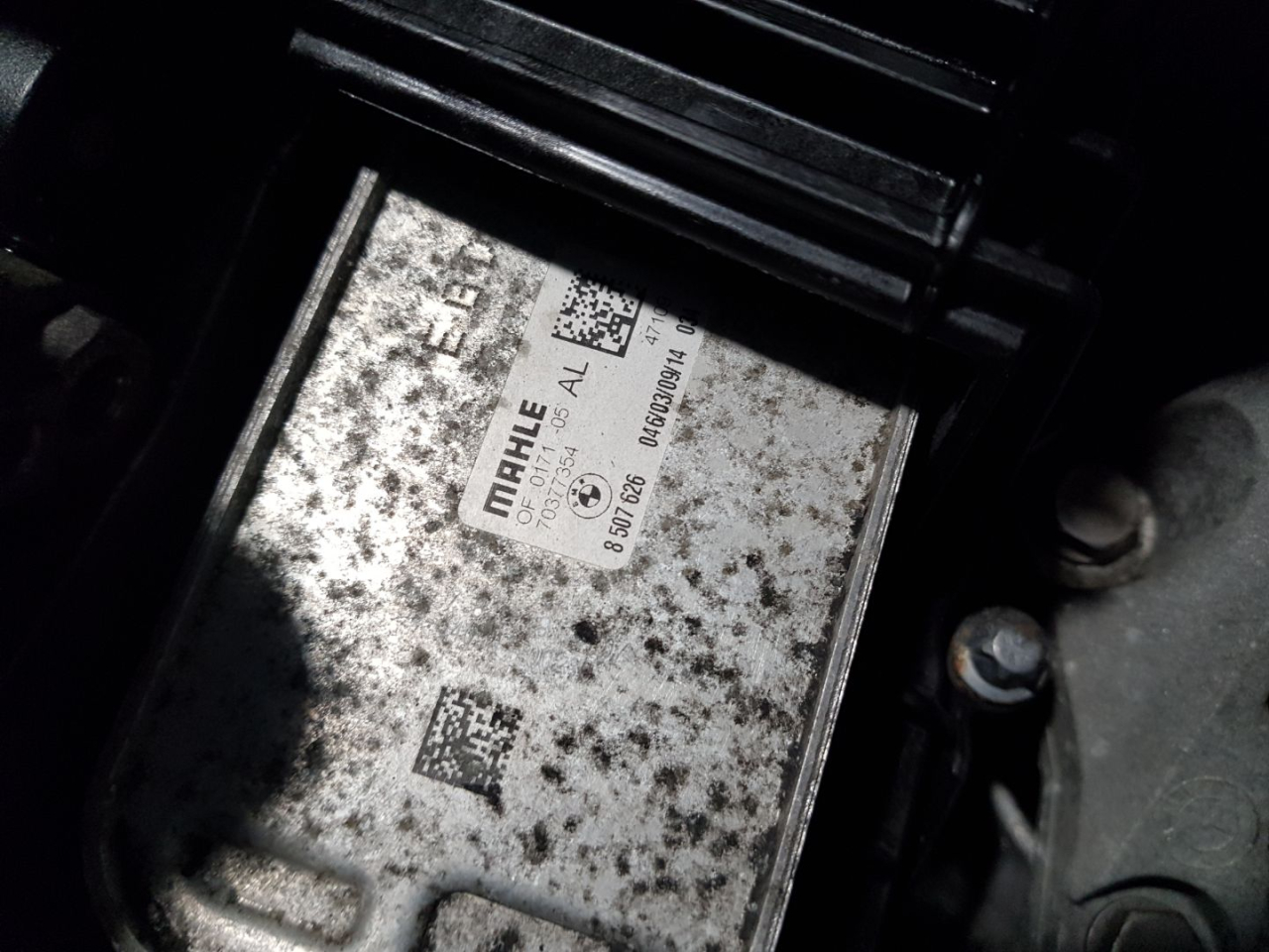 теплообменник масляного фильтра BMW 3 серия F30/F31/F34 F30 2014, 2.0 л., дизель, МКПП, седан, полный привод, правый руль, 8507626, 11428507626 - фото №1