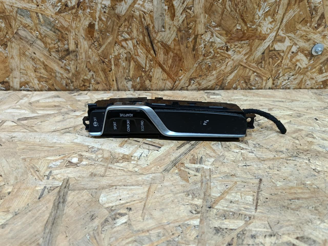 кнопка (выключатель) BMW 5 серия G30/G31 G30 2017, 3.0 л., дизель, АКПП, синий, седан, полный привод, правый руль, 6843912, 61316843912, 61316993912, 6993912, 61316832003, 6832003, 61316823987, 6823987 - фото №1