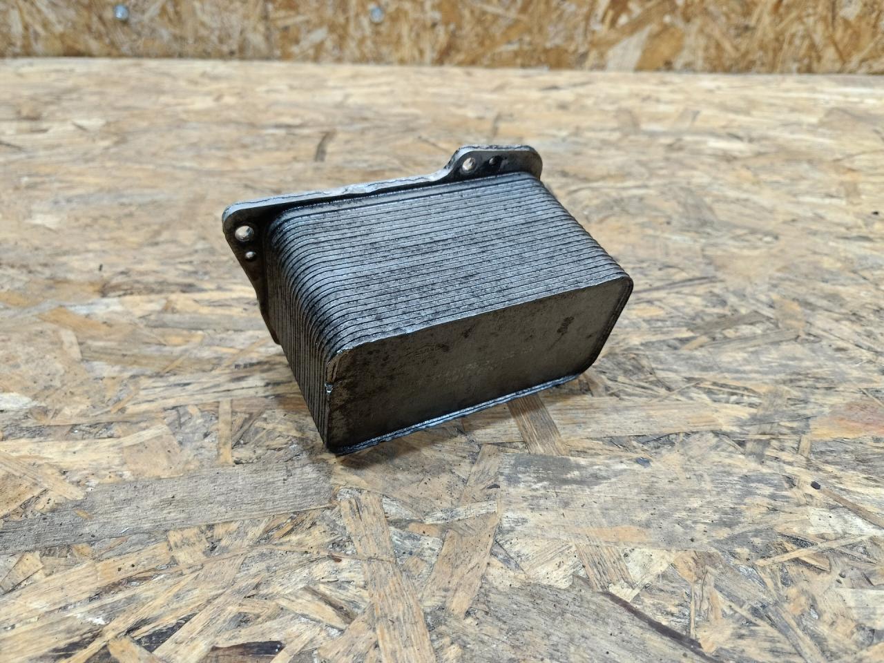 теплообменник масляного фильтра BMW 5 серия G30/G31 G30 2017, 3.0 л., дизель, АКПП, синий, седан, полный привод, правый руль, 11428583901, 8583901 - фото №1