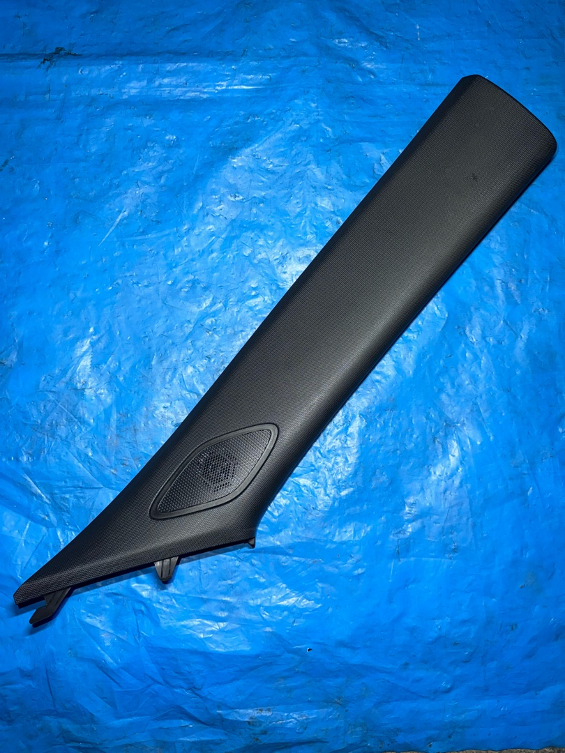 обшивка стойки Chevrolet TrailBlazer 3 поколение 2020, 1.3 л., бензин, вариатор, черный, внедорожник 5 дв., передний привод, 42722684, 42722689, 42647321 - фото №1