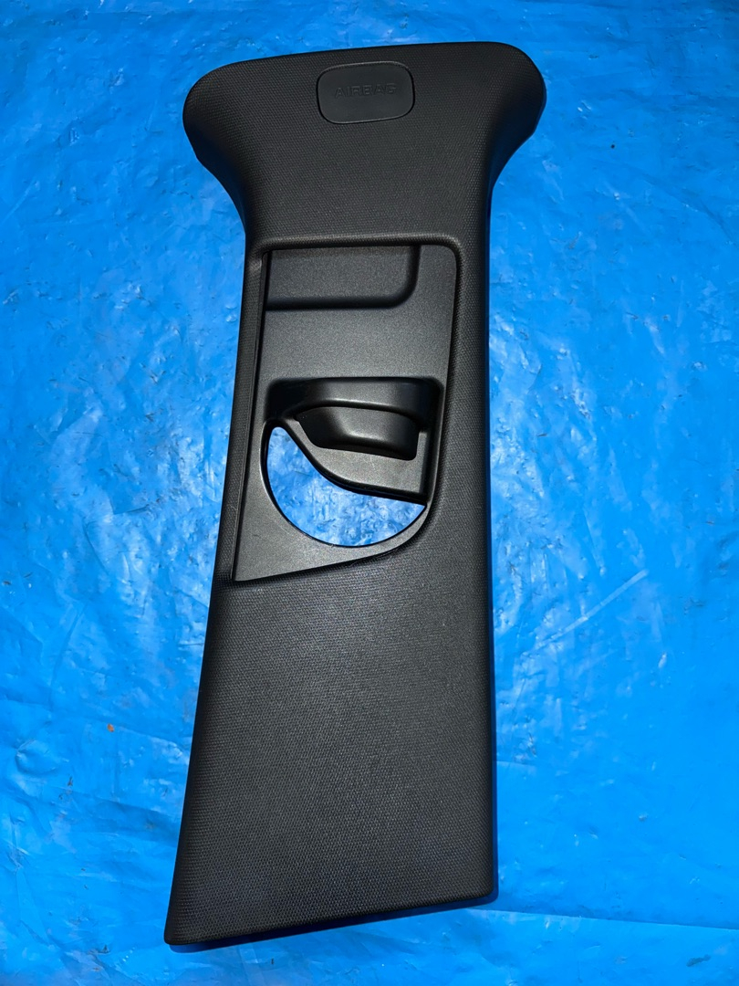 обшивка стойки центральной правой Chevrolet TrailBlazer 3 поколение 2020, 1.3 л., бензин, вариатор, черный, внедорожник 5 дв., передний привод, 42725305 - фото №1