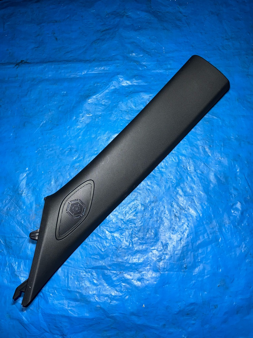 обшивка стойки Chevrolet TrailBlazer 3 поколение 2020, 1.3 л., бензин, вариатор, черный, внедорожник 5 дв., передний привод, 42722681, 42722686, 42647321 - фото №1