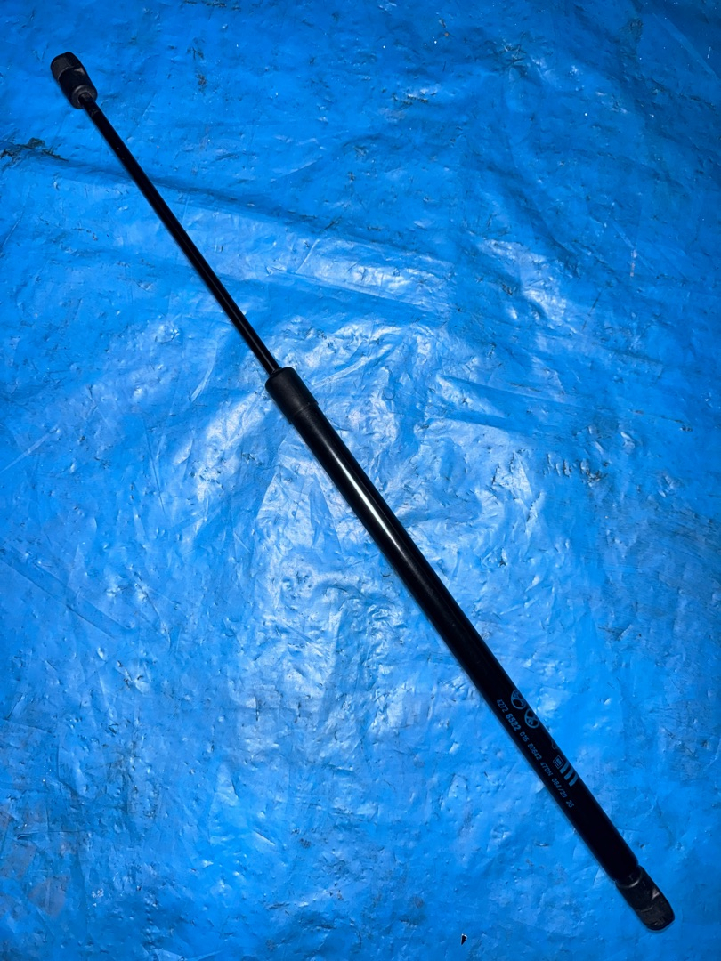 амортизатор крышки багажника (3-5 двери) Chevrolet TrailBlazer 3 поколение 2020, 1.3 л., бензин, вариатор, черный, внедорожник 5 дв., передний привод, 42726522 - фото №1