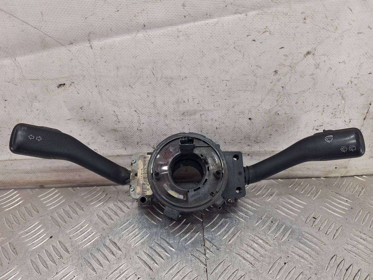 переключатель подрулевой (стрекоза) Volkswagen Golf 4 поколение 2001, 1.6 л., бензин, АКПП, хетчбэк 5 дв., 8L0953513G - фото №1