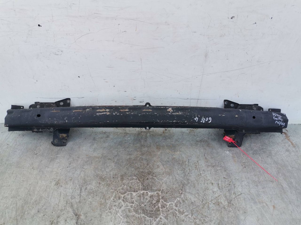 усилитель бампера переднего Volkswagen Golf 4 поколение 1999, 1.9 л., AHF, дизель, 5МКПП, хетчбэк 5 дв. - фото №1