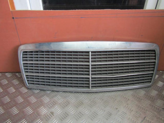 решетка радиатора Mercedes-Benz E-Класс W210/S210 1998, 2108880023
