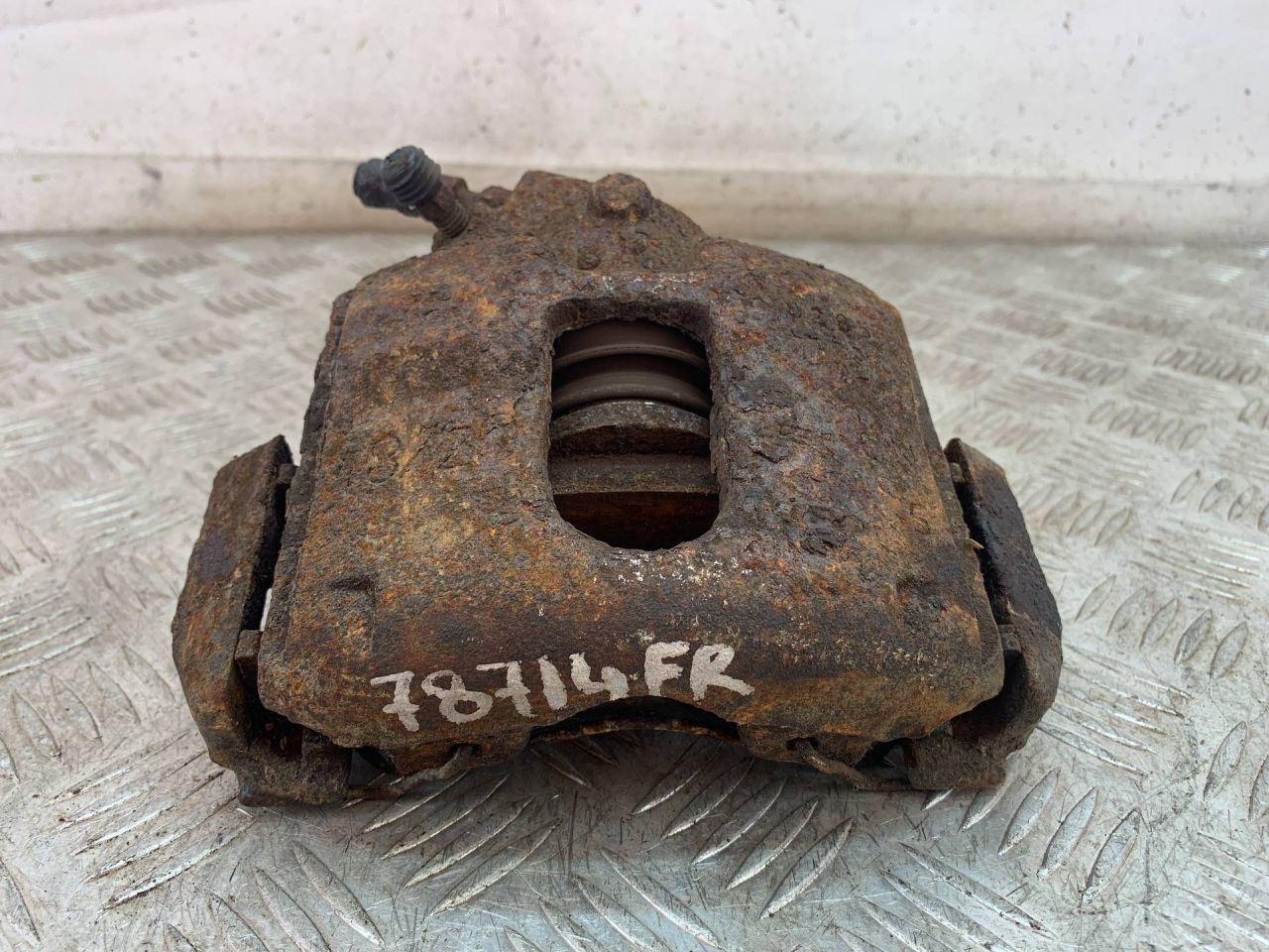 суппорт передний правый Ford Ka 1 поколение 2001, 1.3 л., бензин, МКПП, хетчбэк 5 дв. - фото №1