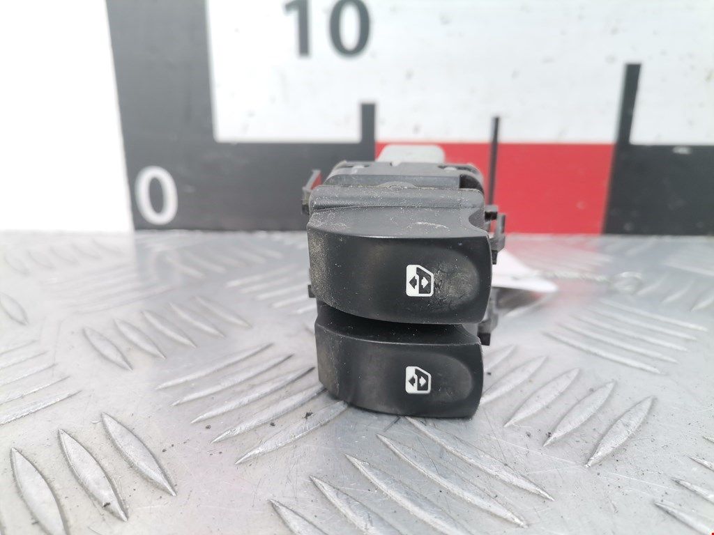 блок управления стеклоподъемниками Renault Twingo 2 поколение 2008, 1.5 л., МКПП, хетчбэк 3 дв., 8200214943 - фото №1