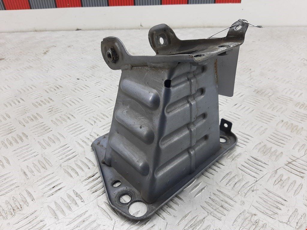 кронштейн переднего бампера Opel Vectra C 2004, 3.0 л., АКПП, универсал - фото №1