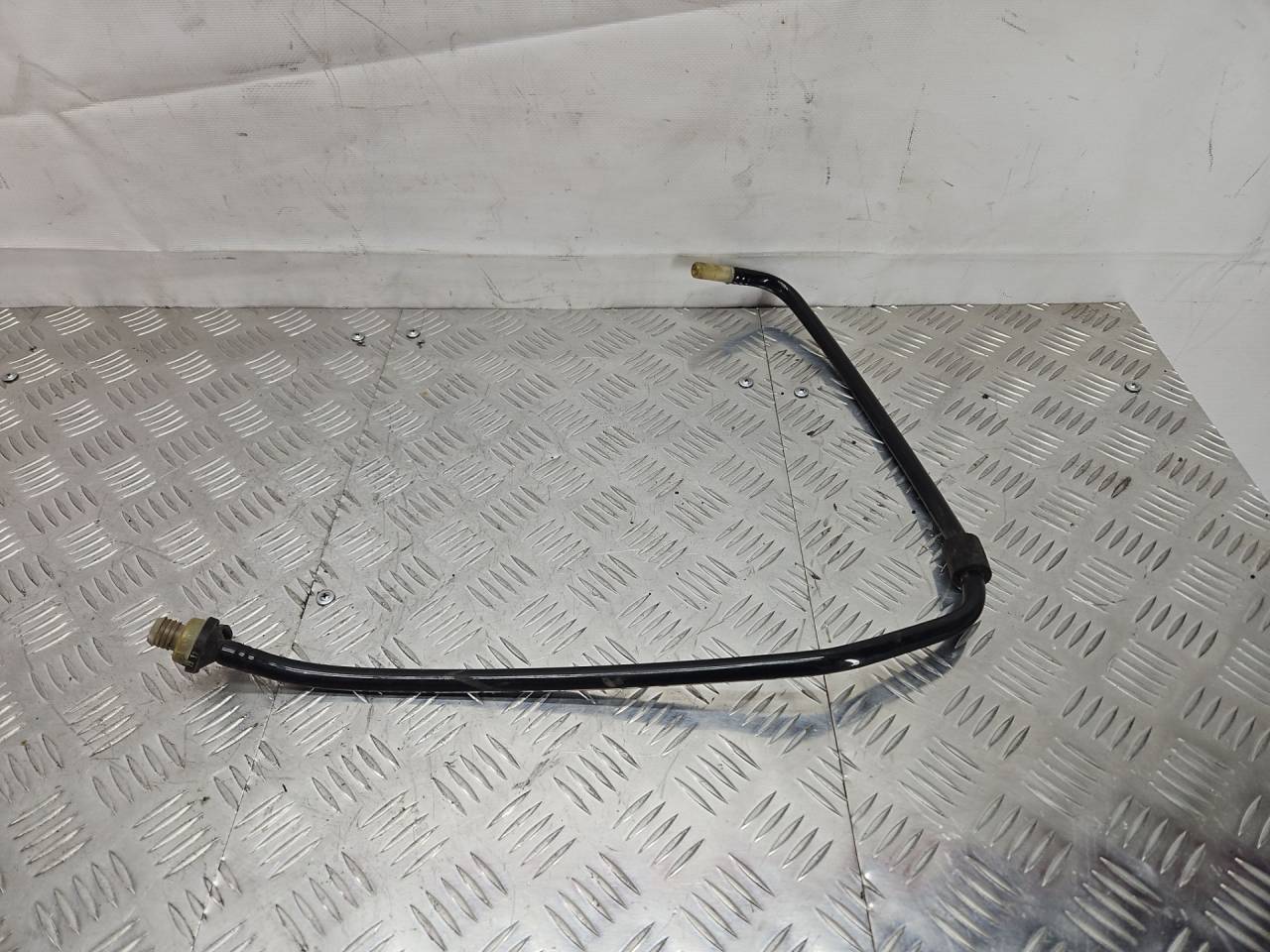 трубка вакуумного насоса Mercedes-Benz A-Класс W168 2001, 1.4 л., бензин, МКПП, минивэн, A1684301329 - фото №1