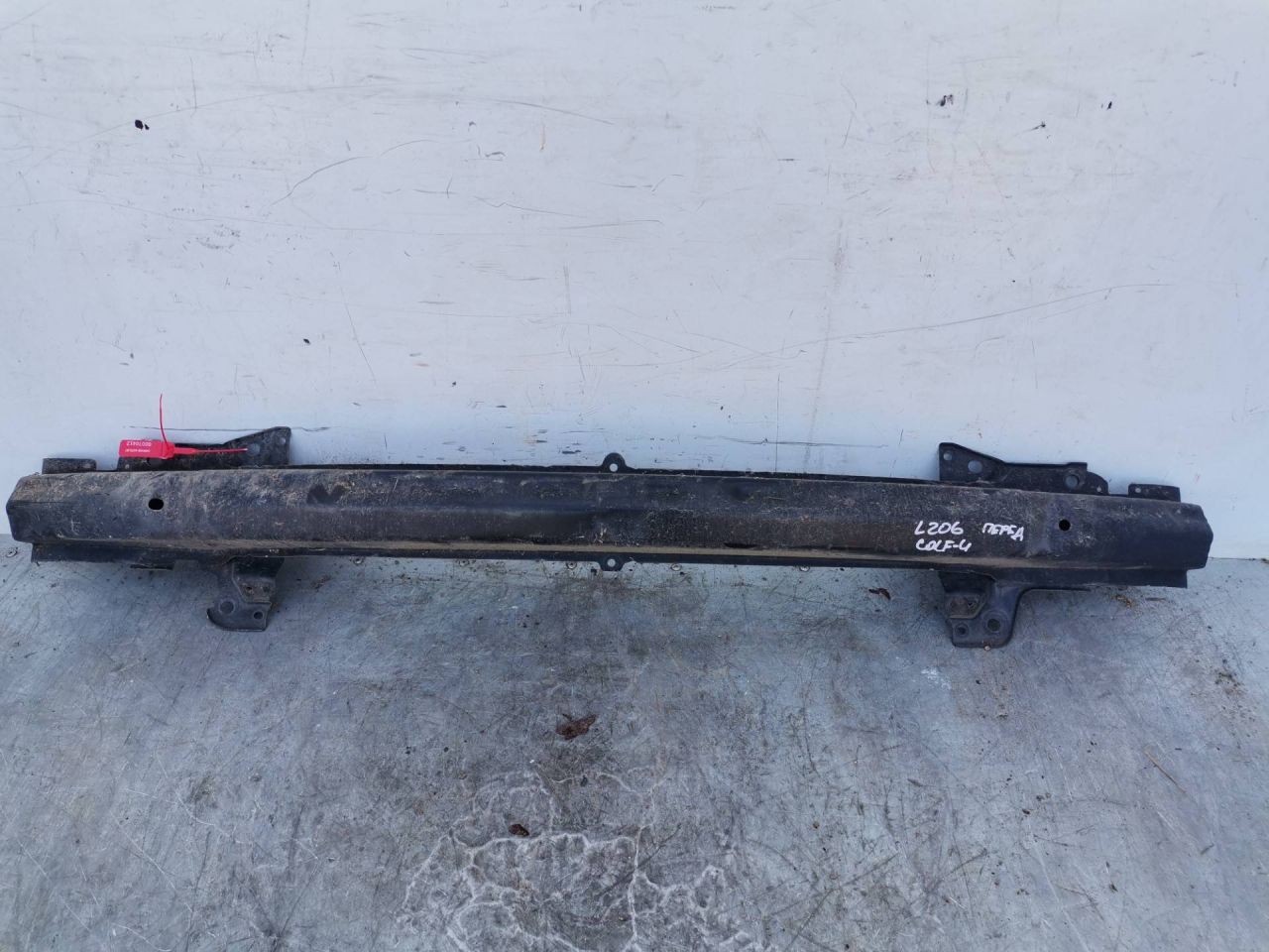 усилитель бампера переднего Volkswagen Golf 4 поколение 1999, 1.4 л., APE, бензин, 5МКПП, синий, универсал - фото №1