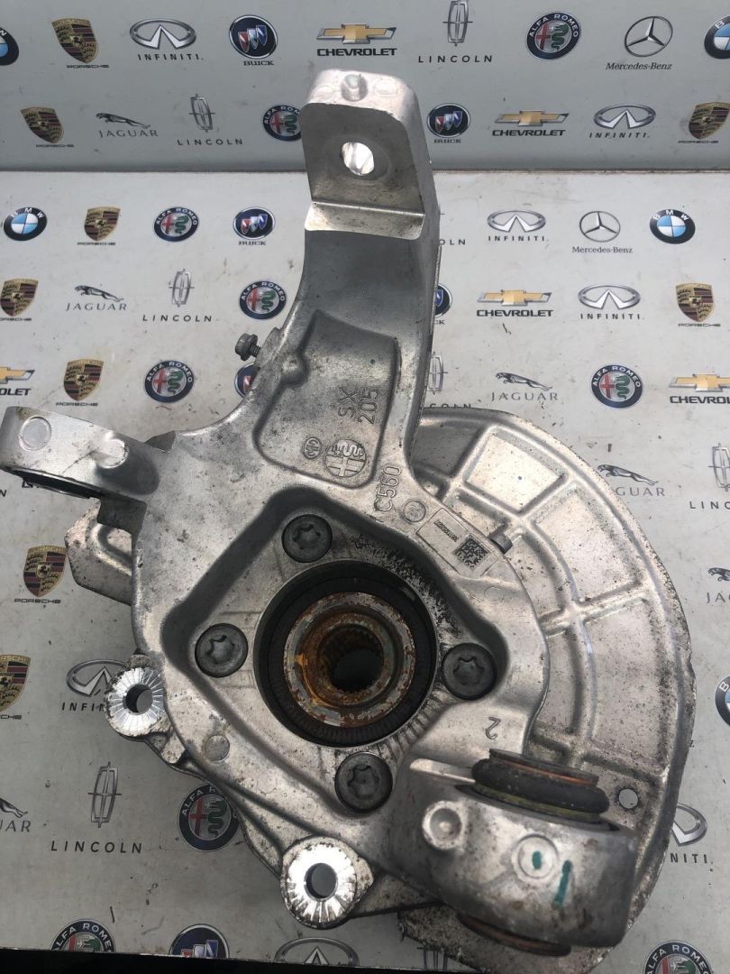 кулак поворотный левый Alfa Romeo Giulia 2 поколение 2018, 2.0 л., бензин, задний привод, 00505439850 - фото №1