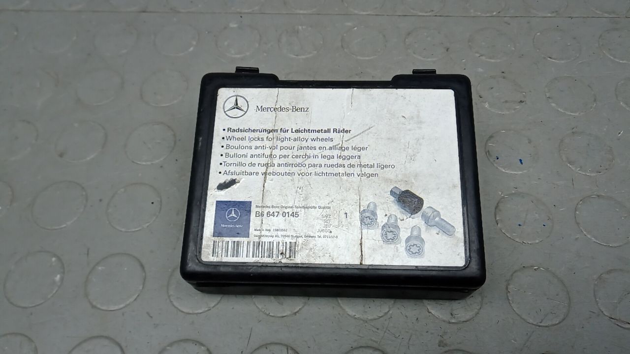 болт колесный Mercedes-Benz M-Класс W164 2007, 3.0 л., дизель, внедорожник 5 дв. - фото №1