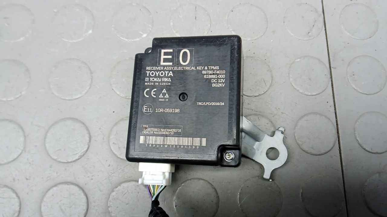 Блок управления бесключевым доступом Toyota C-HR 1 поколение AX10 2017, 1.2 л., бензин, 897B0F4010 - фото №1