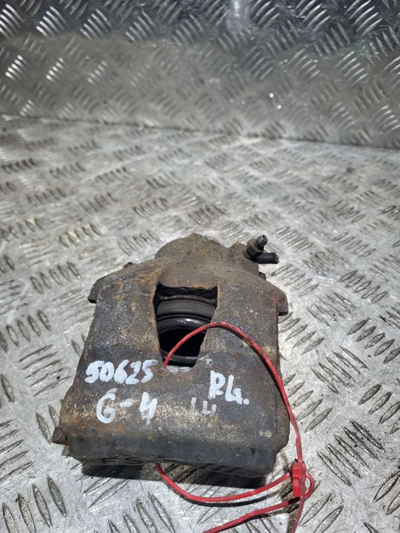 суппорт передний левый Volkswagen Golf 4 поколение 2003, 1.4 л., бензин, 5МКПП, хетчбэк 5 дв. - фото №1