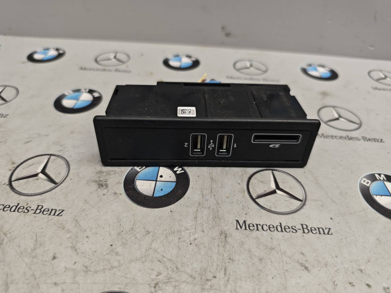 разъем AUX / USB Mercedes-Benz C-Класс W205/S205/C205 2015, A2058200226 - фото №1