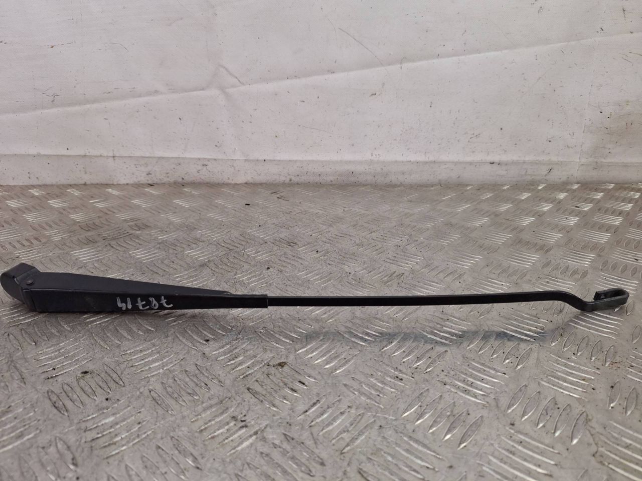 щеткодержатель (поводок стеклоочистителя, дворник) Ford Ka 1 поколение 2001, 1.3 л., бензин, МКПП, хетчбэк 5 дв. - фото №1