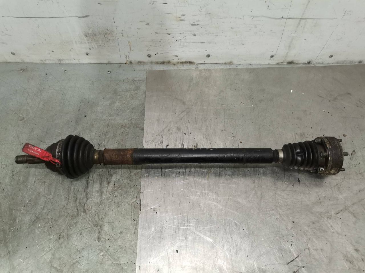 полуось передняя правая (приводной вал, ШРУС) Volkswagen Polo 3 поколение 1998, 1.4 л., бензин, 5МКПП, хетчбэк 5 дв. - фото №1