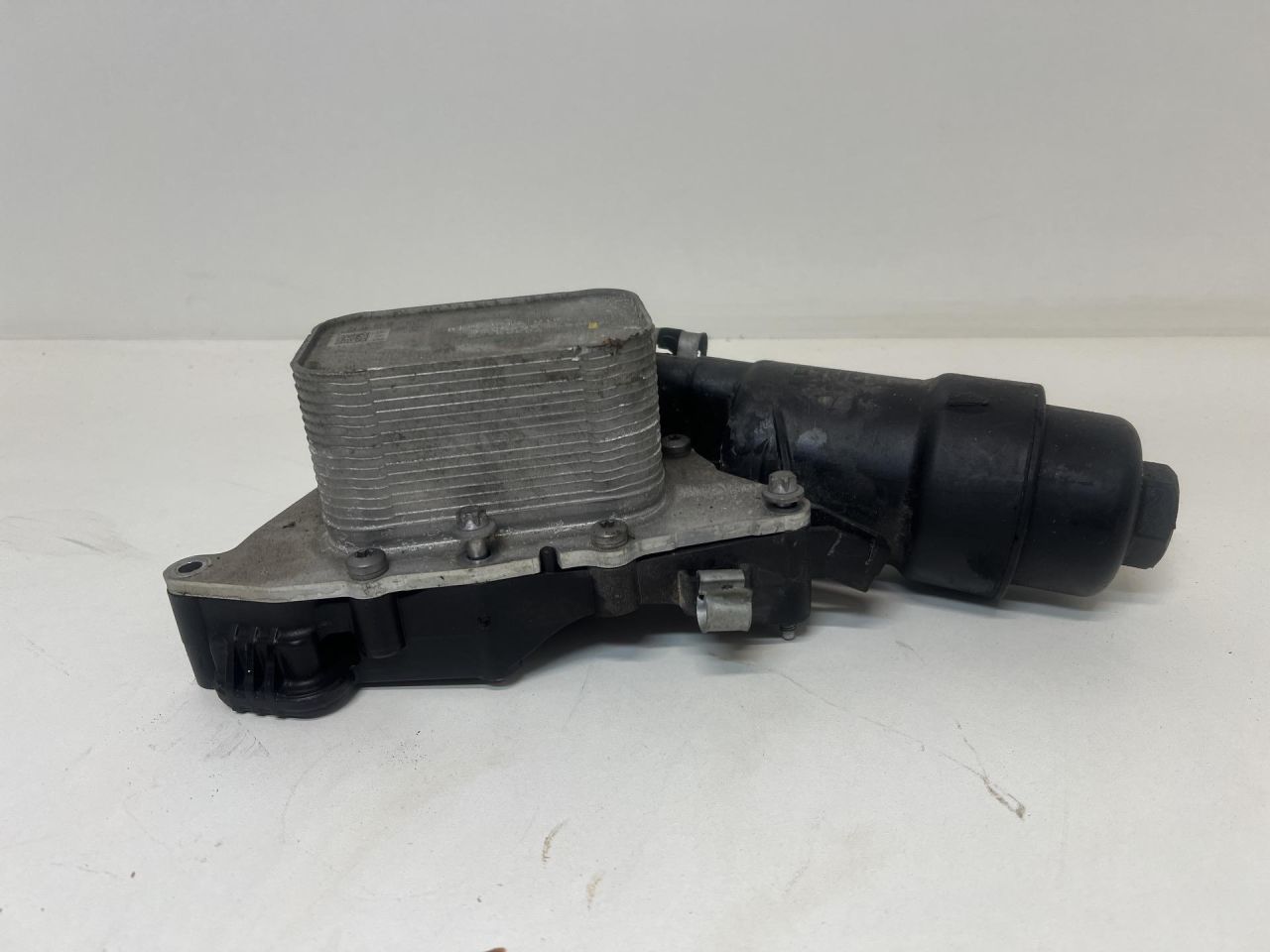 корпус масляного фильтра BMW 2 серия Active Tourer F45 2014, 1.5 л., B38 A15 A, бензин, АКПП, black sapphire metallic (475), хетчбэк 5 дв., правый руль, 8585235 - фото №1