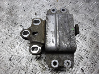 подушка крепления двигателя Volkswagen Passat B6 2009, 2.0 л., дизель, МКПП, универсал, 3C0199555AA