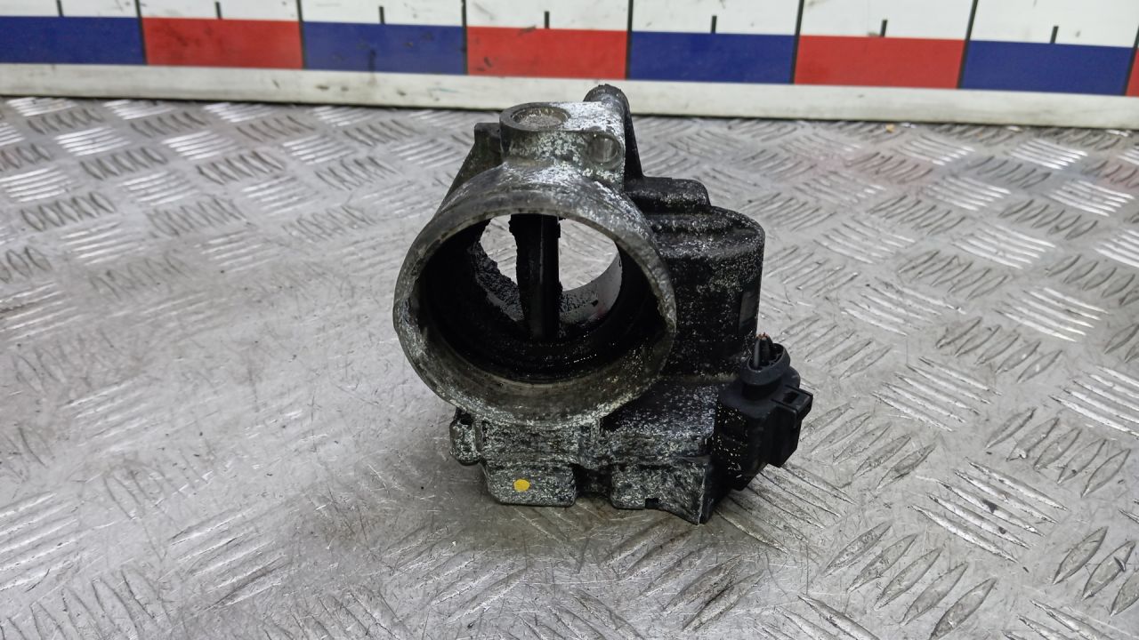 заслонка дроссельная Skoda Superb 2 поколение 2010, 1.9 л., дизель, 03G128063J - фото №1