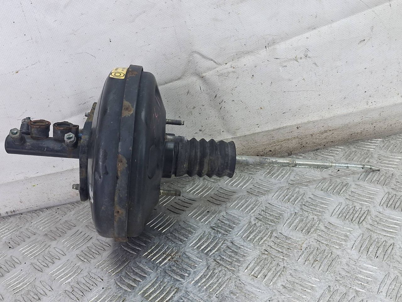 вакуумный усилитель тормозов Ford Ka 1 поколение 2001, 1.3 л., бензин, МКПП, хетчбэк 5 дв., 74049848 - фото №1