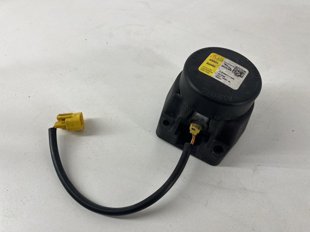 пиропатрон петли капота Jaguar XJ 4 поколение 2015, 2.0 л., бензин, C2D23552 - фото №1