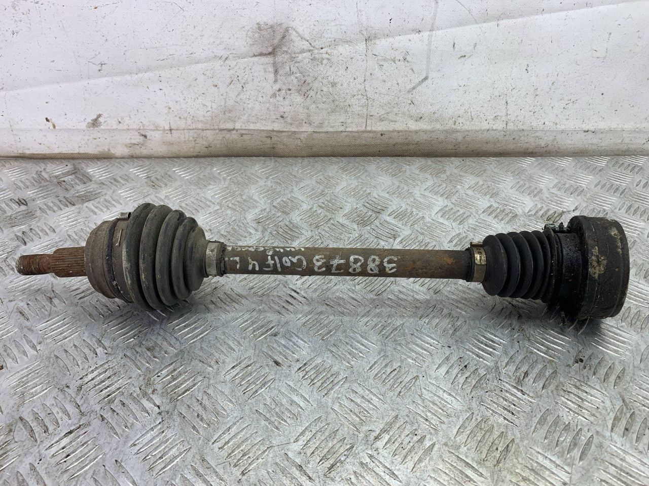 полуось передняя левая (приводной вал, ШРУС) Volkswagen Golf 4 поколение 2001, 1.6 л., бензин, универсал - фото №1