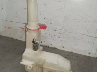 бачок омывателя Mazda 323 6 поколение 1999, 2.0 л., RF3F, дизель, 5МКПП, красный, хетчбэк 5 дв.