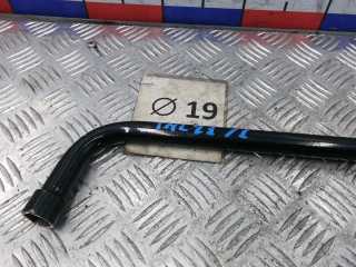 ключ колесный (балонный) Hyundai Santa Fe 1 поколение (SM) [рестайлинг] 2004, 2.0 л., дизель, МКПП, внедорожник 5 дв.