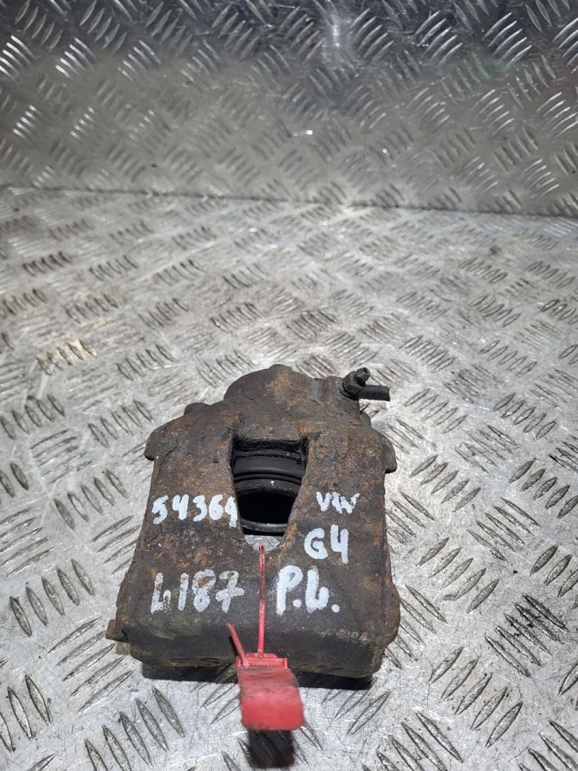 суппорт передний левый Volkswagen Golf 4 поколение 1999, 1.4 л., AXP, бензин, 5МКПП, синий, хетчбэк 5 дв. - фото №1