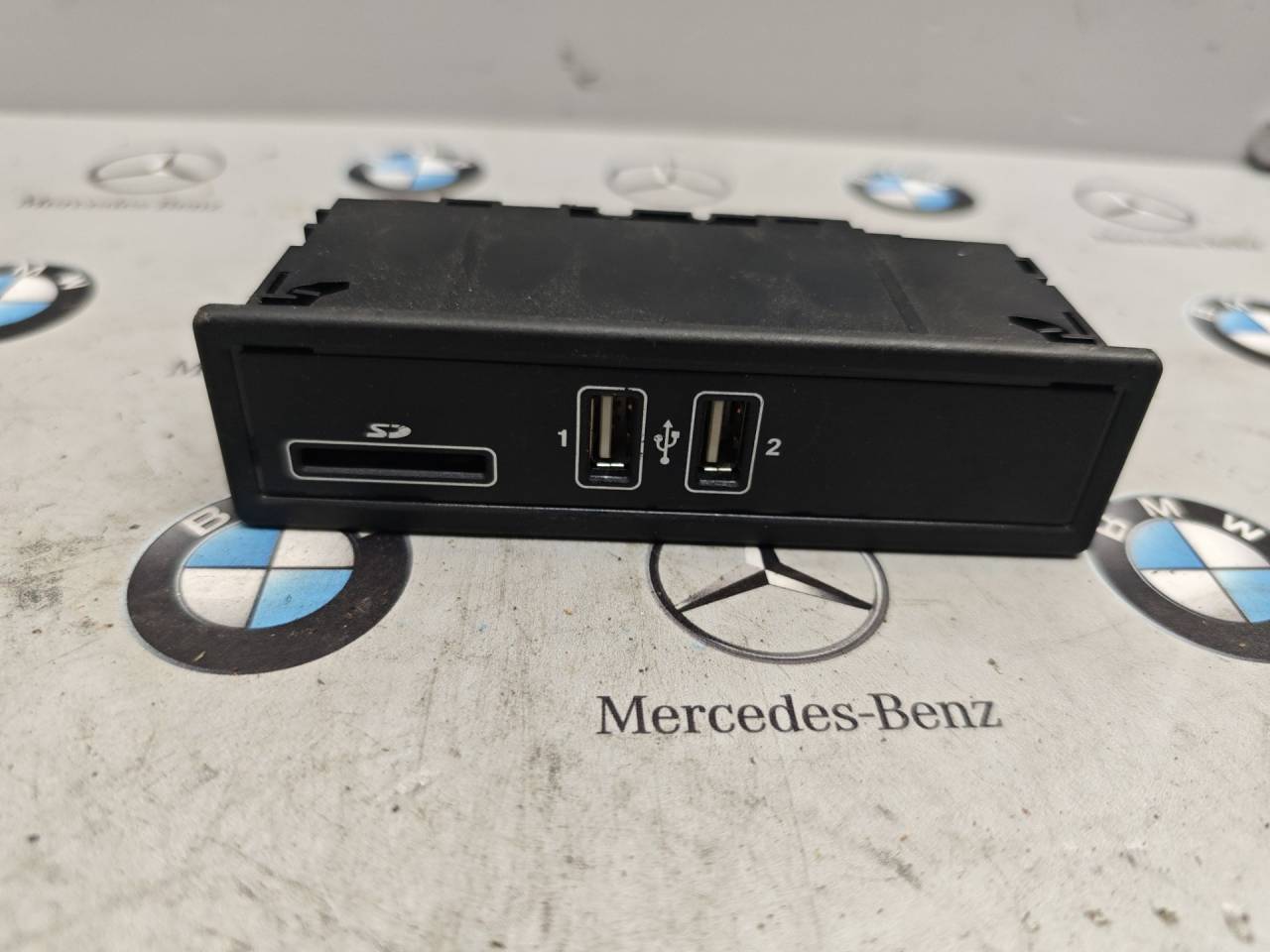 разъем AUX / USB Mercedes-Benz C-Класс W205/S205/C205 2015, A2058200226 - фото №1