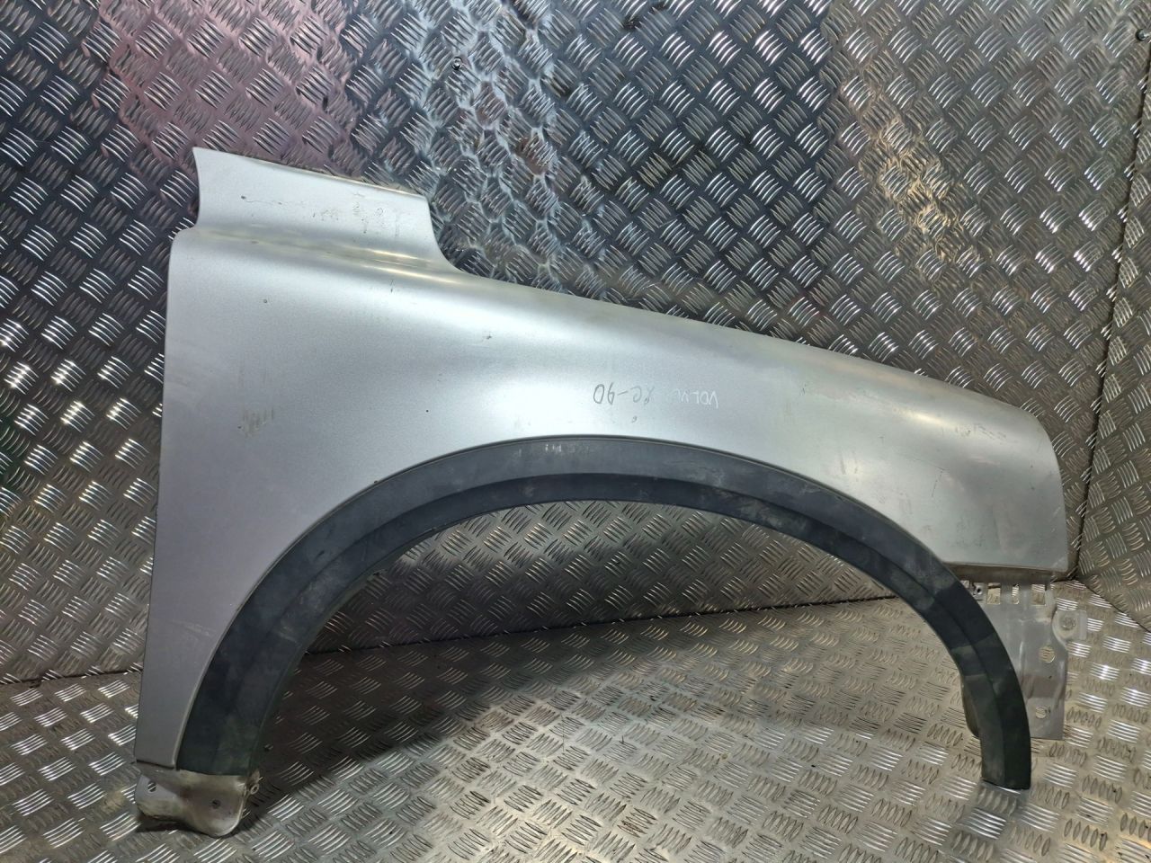 крыло переднее правое Volvo XC90 1 поколение (2002 - 2006), серый, 30796495 - фото №1