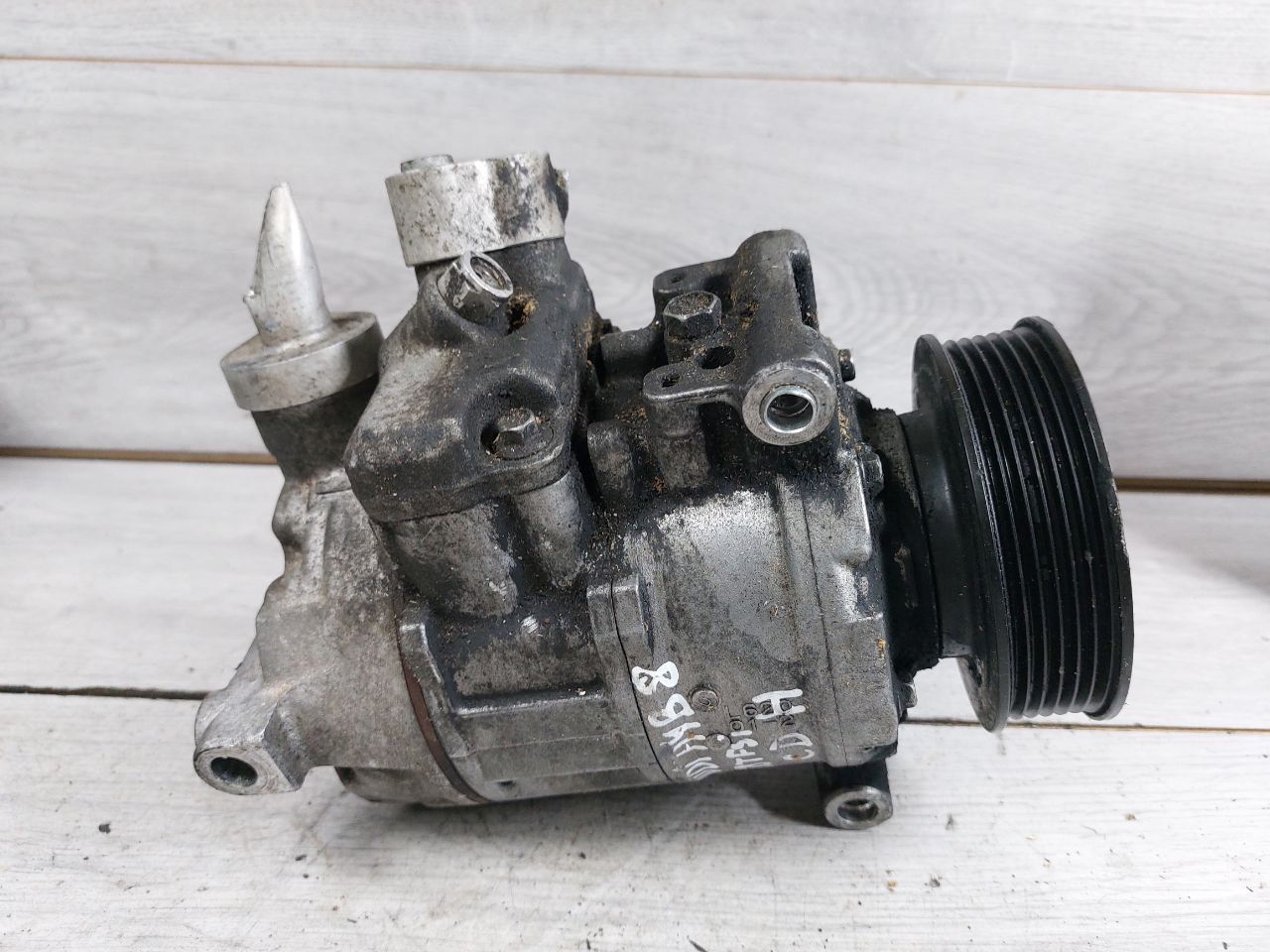 компрессор кондиционера Audi A4 B8/8K (2007 - 2011), 1.8 л., CDHA, бензин, 4F0260805AE, 8K0260805L, 8K0260805E, 4F0260805AP, 4F0260805AA, 4F0260805T, 8KD260805, 8E0260805BP - фото №1