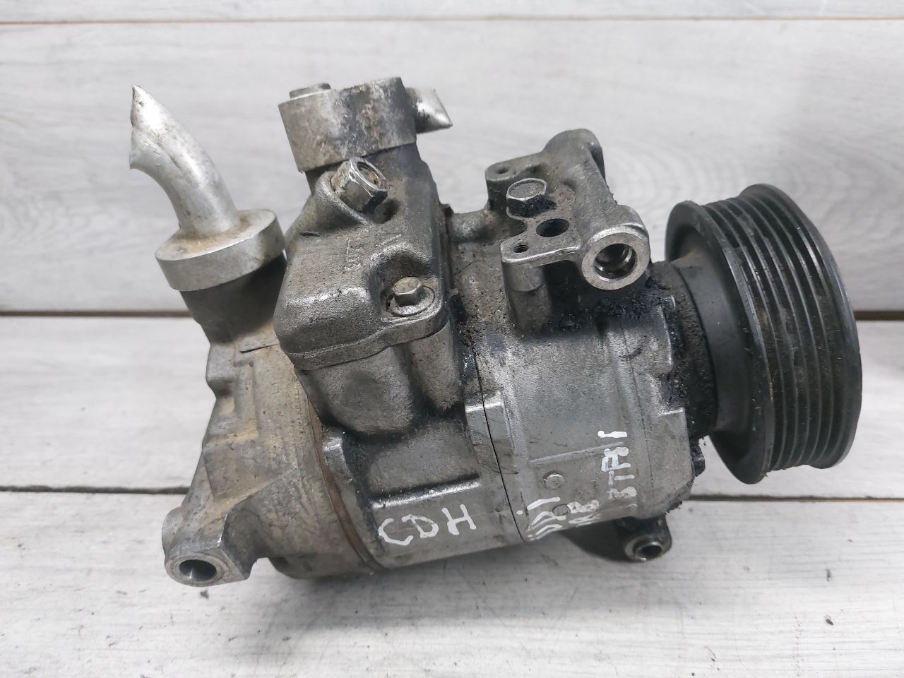 компрессор кондиционера Audi A4 B8/8K (2007 - 2011), 1.8 л., CDHA, бензин, 4F0260805AE, 8K0260805L, 8K0260805E, 4F0260805AP, 4F0260805AA, 4F0260805T, 8KD260805, 8E0260805BP - фото №1