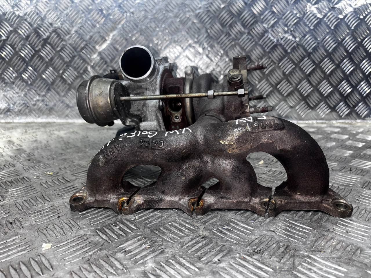 турбина Volkswagen Golf 6 поколение (2008 - 2012), 1.4 л., TSI, CAVD, бензин, 03C145701T, 03C145701B, 03C145701G, 03C145701K, 03C145701Q, 03C145702B, 03C145703A, 03C145702P - фото №1