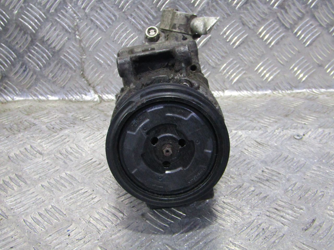 компрессор кондиционера Audi A4 B8/8K (2007 - 2011), 1.8 л., CDHA, бензин, 4F0260805AE, 8K0260805L, 8K0260805E, 4F0260805AP, 4F0260805AA, 4F0260805T, 8KD260805, 8E0260805BP - фото №1