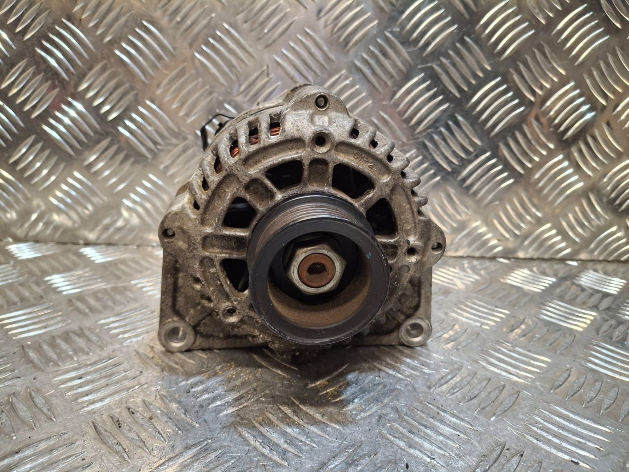 генератор Chevrolet Cruze 1 поколение (2009 - 2012), 1.8 л., F18D4, бензин, 13502595, 13579667 - фото №1