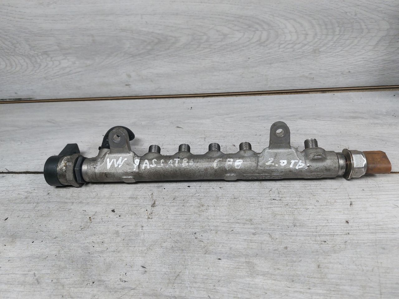 топливная рампа Volkswagen Golf 6 поколение (2008 - 2012), 2.0 л., TDi, CBAB, дизель, 03L130089C, 03L130089 - фото №1