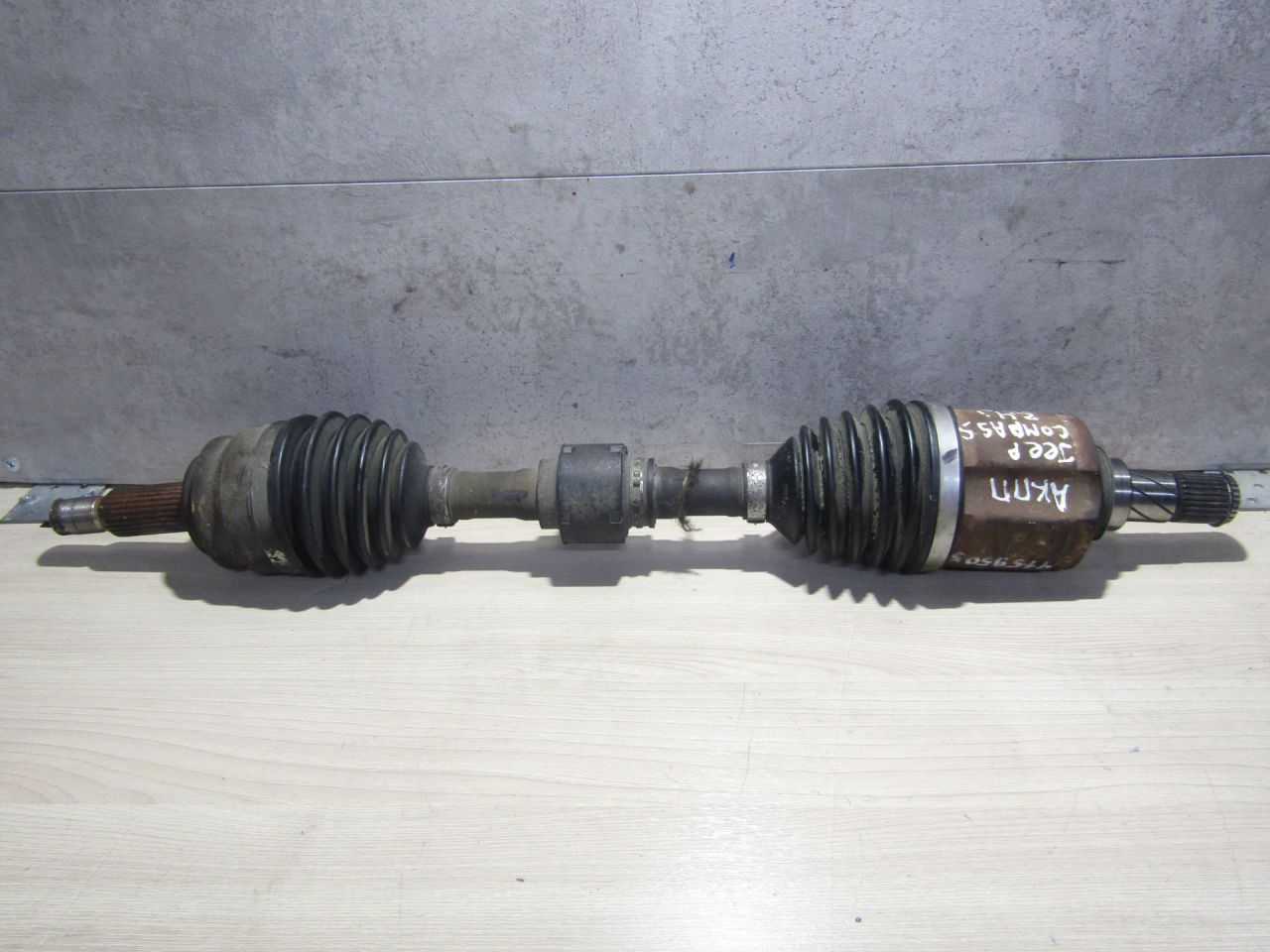 полуось передняя левая (приводной вал, ШРУС) Jeep Patriot 1 поколение (2007 - 2010), 2.4 л., ED3, бензин, вариатор, полный привод, 52123890AA, K52123890AA - фото №1