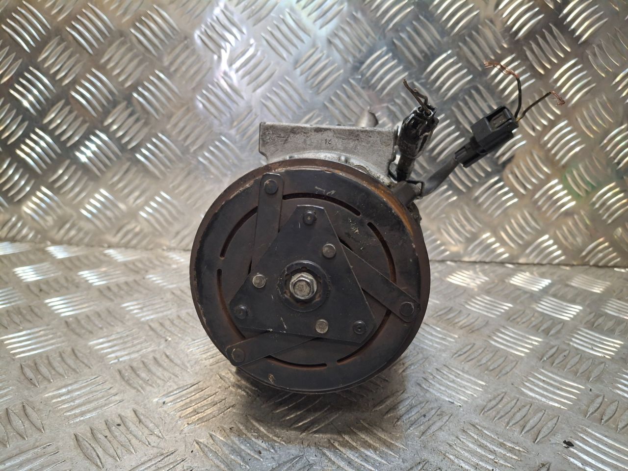 компрессор кондиционера Nissan X-Trail T31 (2007 - 2011), 2.0 л., TDCi, M9R, дизель, 926001DE0A - фото №1