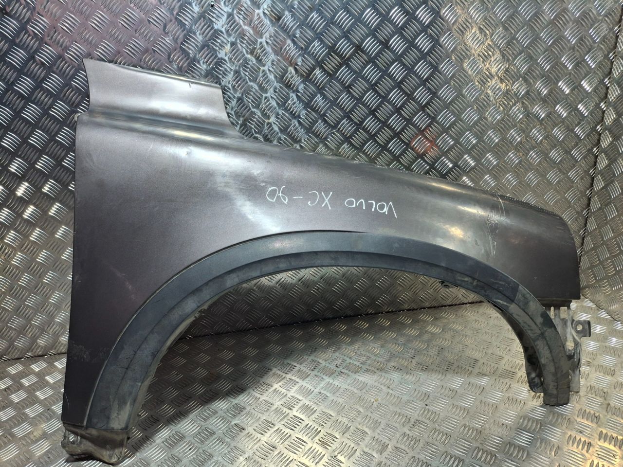 крыло переднее правое Volvo XC90 1 поколение (2002 - 2006), серый, 30796495 - фото №1