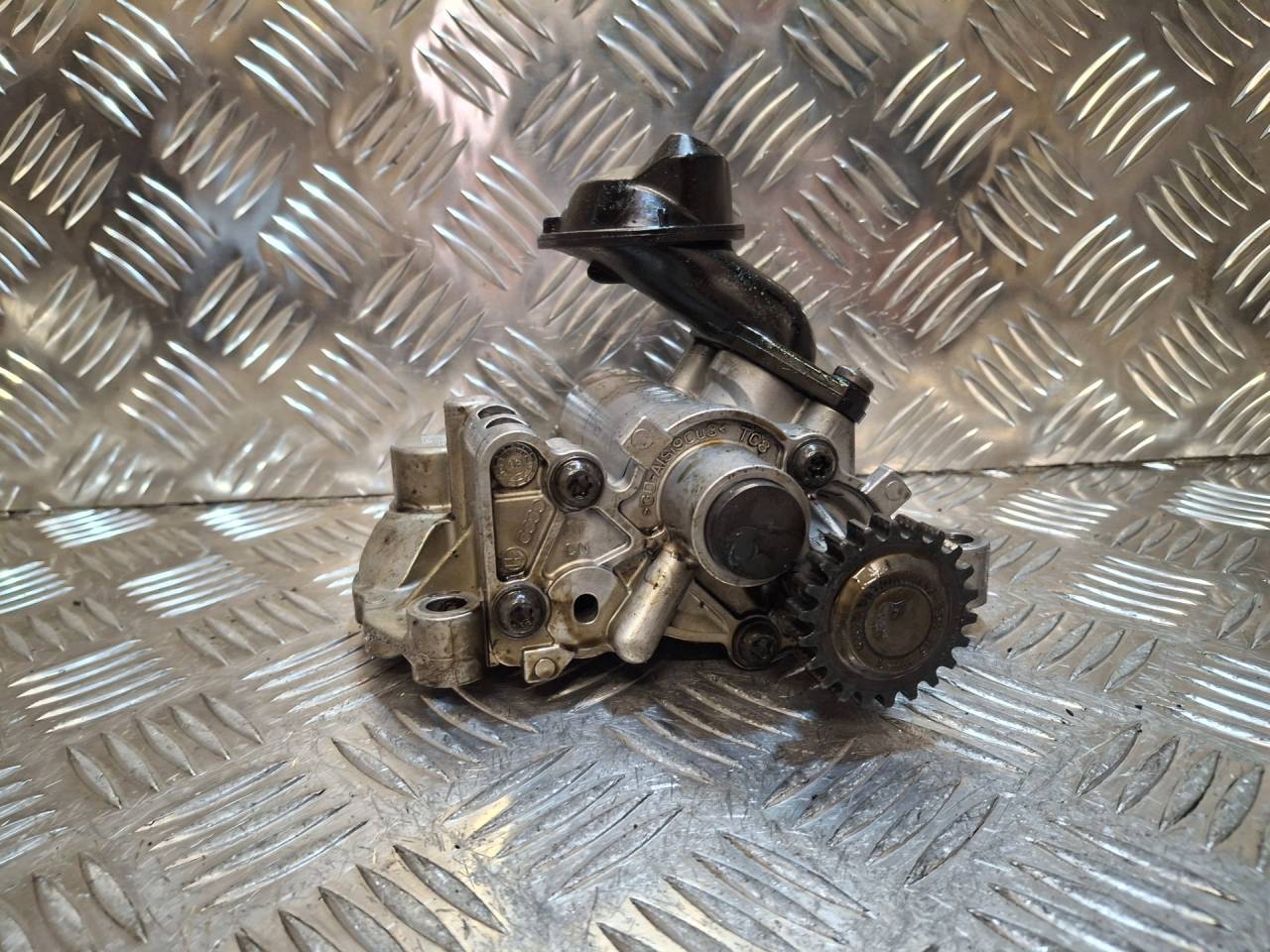 насос масляный Audi A4 B8/8K (2007 - 2011), 2.0 л., CAEB, бензин, 06H115105, 06H115105AM, 06H115105AK, 06H115105BF, 06H115105DF, 06H115105AQ, 06H115105AP, 06H115105AC, 06H115105AF, 06H115105AJ, 06H115105AN, 06H115105BK, 06H115105DG, 06H115105FK - фото №1